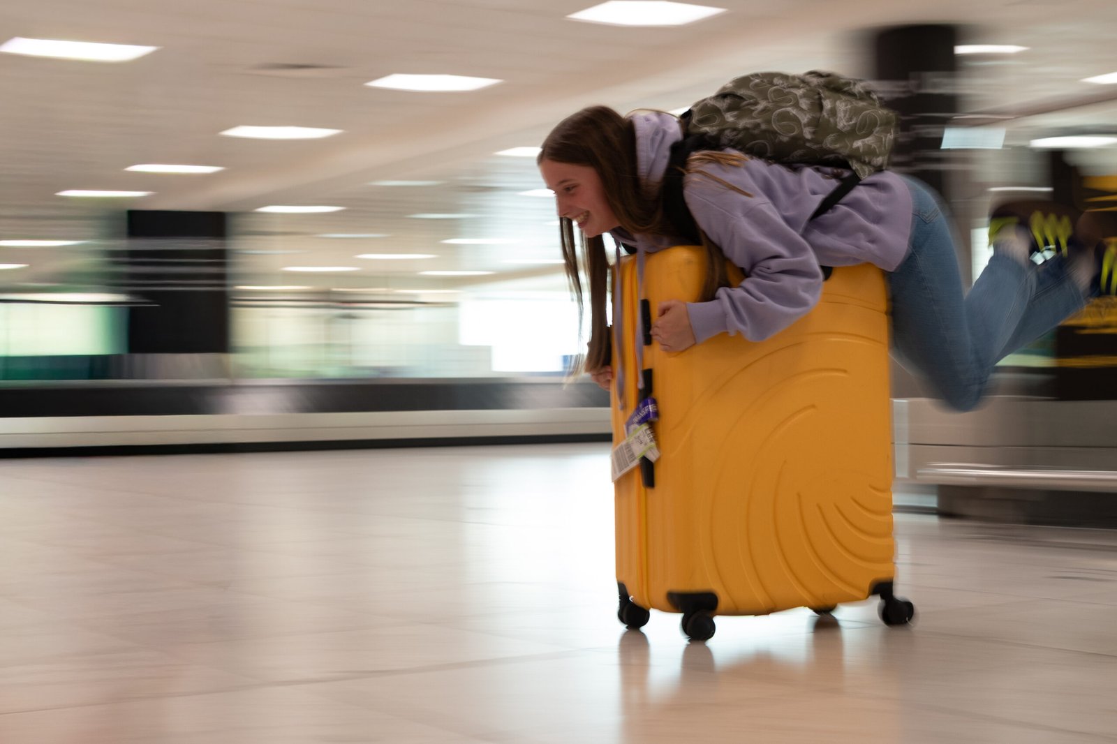 Foto compartida por la familia: salida corriendo en el aeropuerto al comenzar el viaje